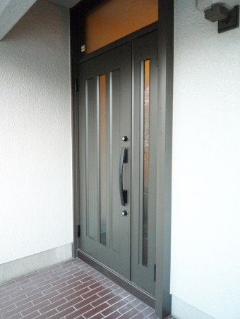 壁を壊さず、1日で玄関ドアを新しくリフォーム　世田谷区I様邸